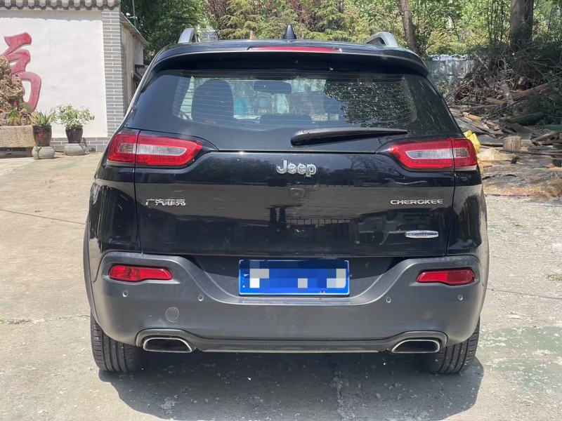 濟寧17年Jeep自由光9