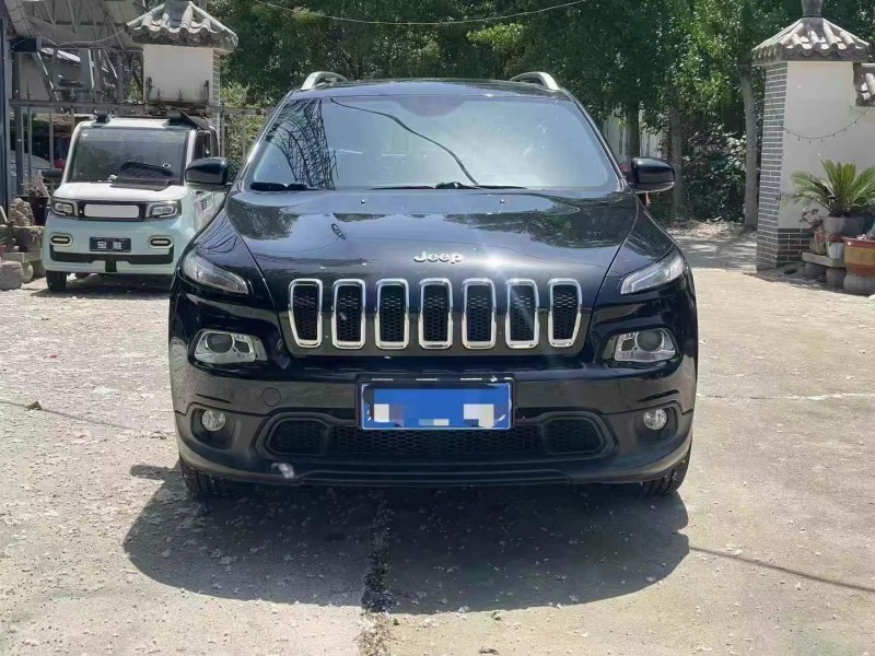 濟寧17年Jeep自由光1
