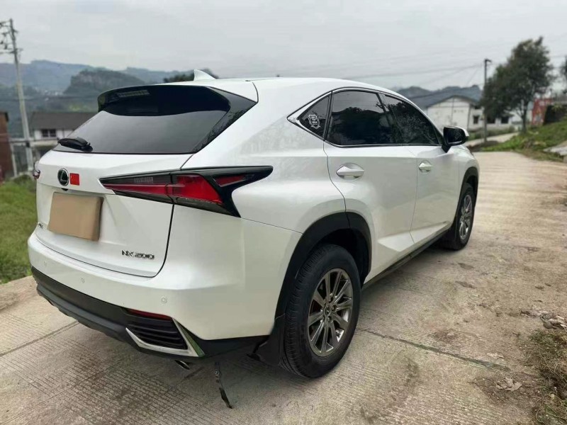 成都20年雷克薩斯NX2