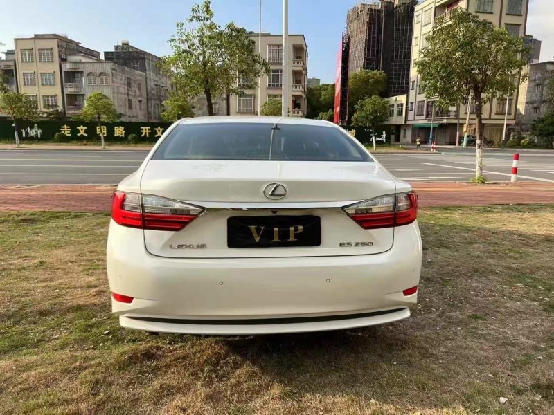 广州17年雷克萨斯ES9
