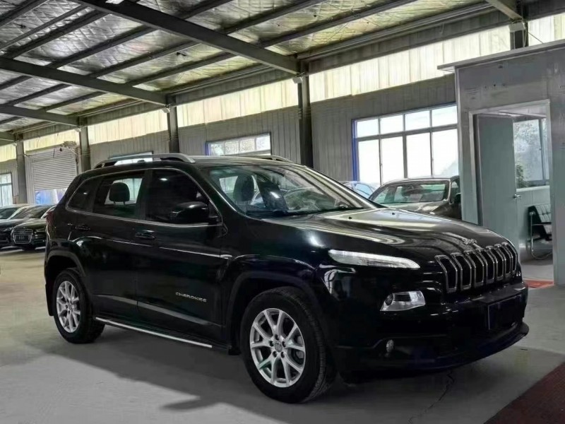 菏澤17年Jeep自由光2