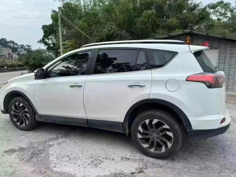 南寧18年豐田RAV47