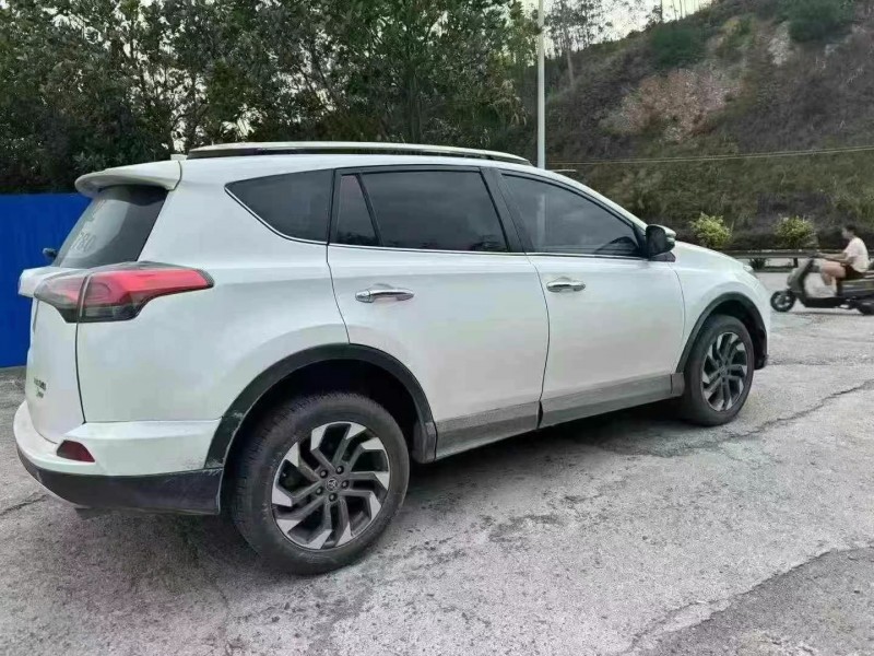 南寧18年豐田RAV48