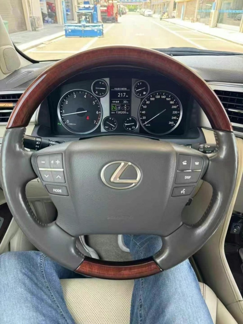 广州12年雷克萨斯LX8