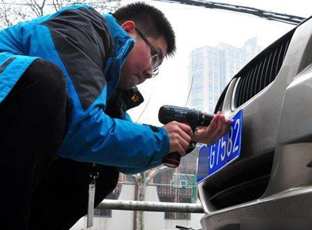買了抵押車怎么換號牌