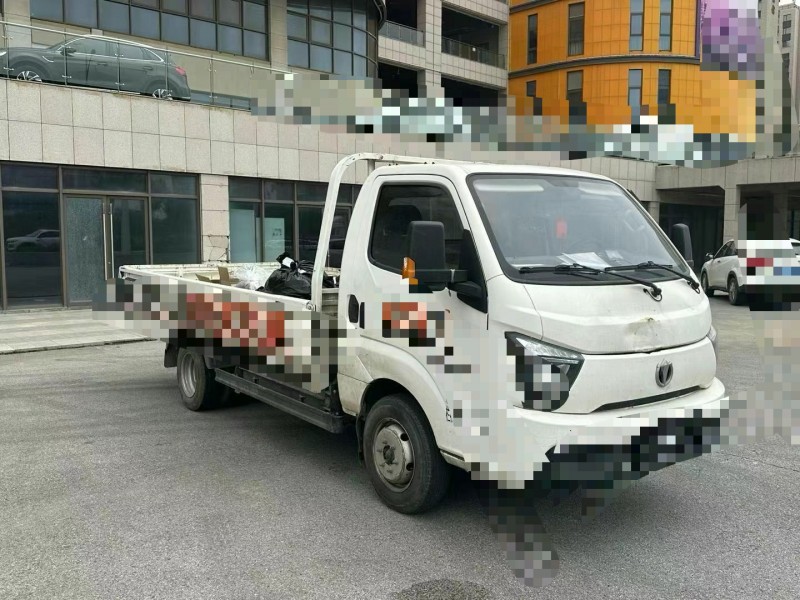 青島24年飛碟箱貨貨車3