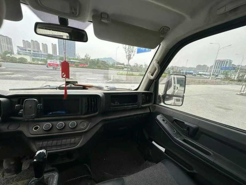 青島24年飛碟箱貨貨車4