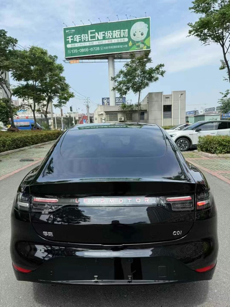 襄陽25年零跑汽車C015