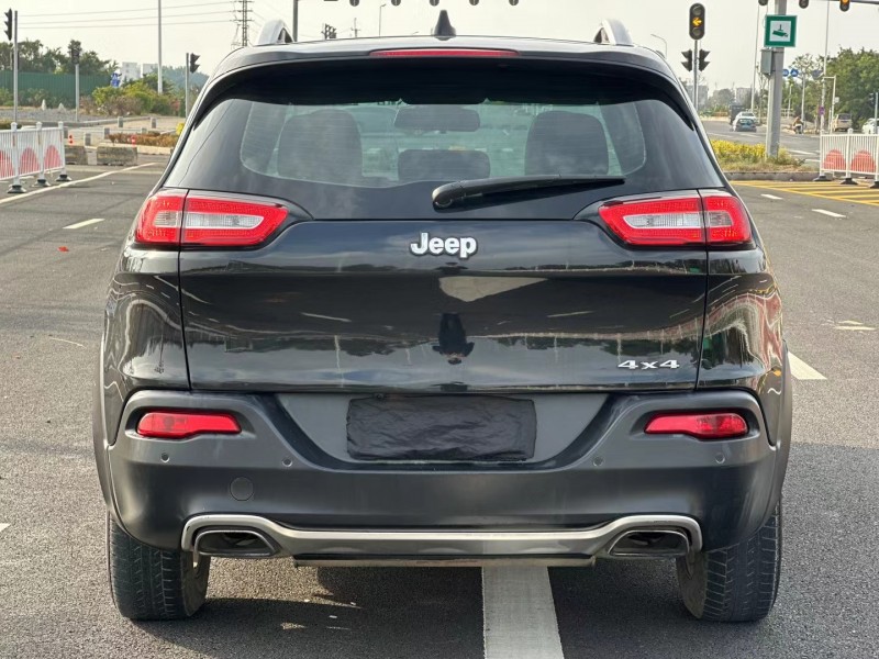 汕頭17年Jeep自由光9