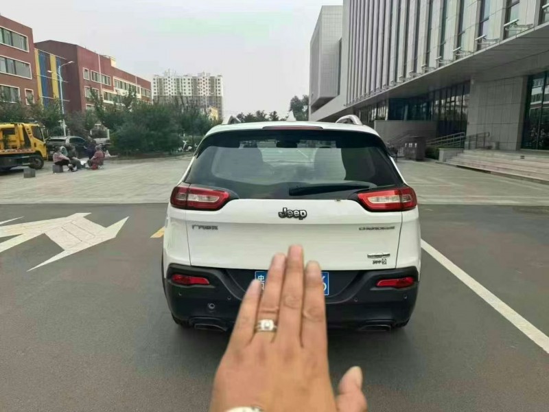 濟南17年Jeep自由光9