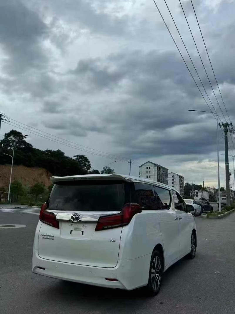 常德17年豐田埃爾法8