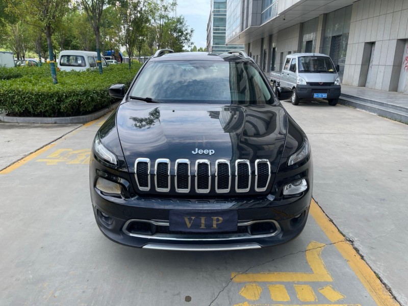 濟寧17年Jeep自由光1