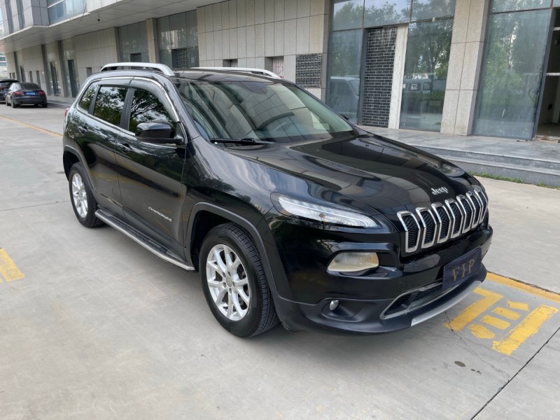 濟寧17年Jeep自由光2
