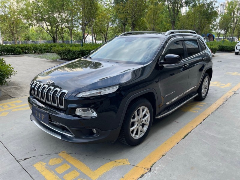 濟寧17年Jeep自由光3