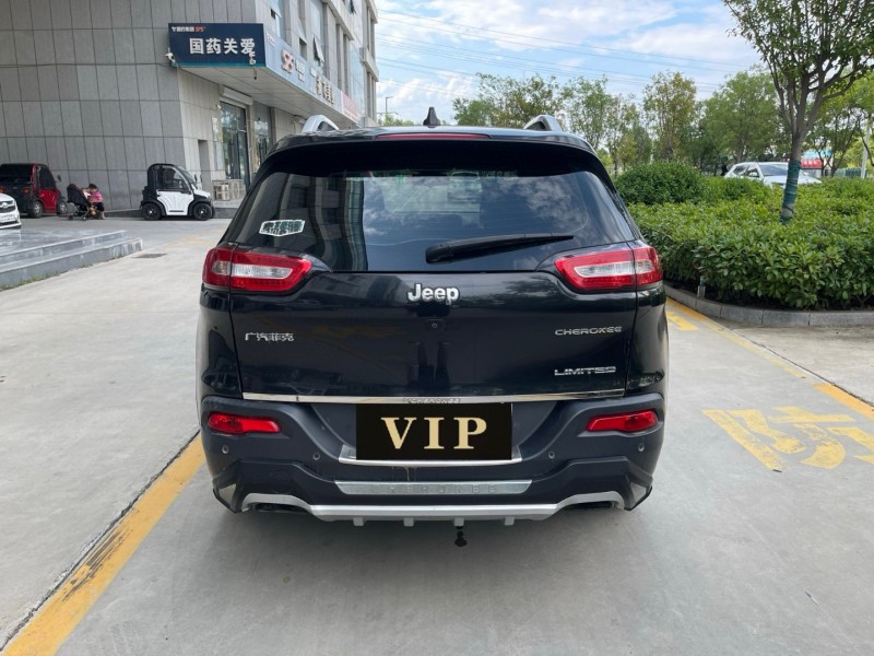 濟寧17年Jeep自由光9