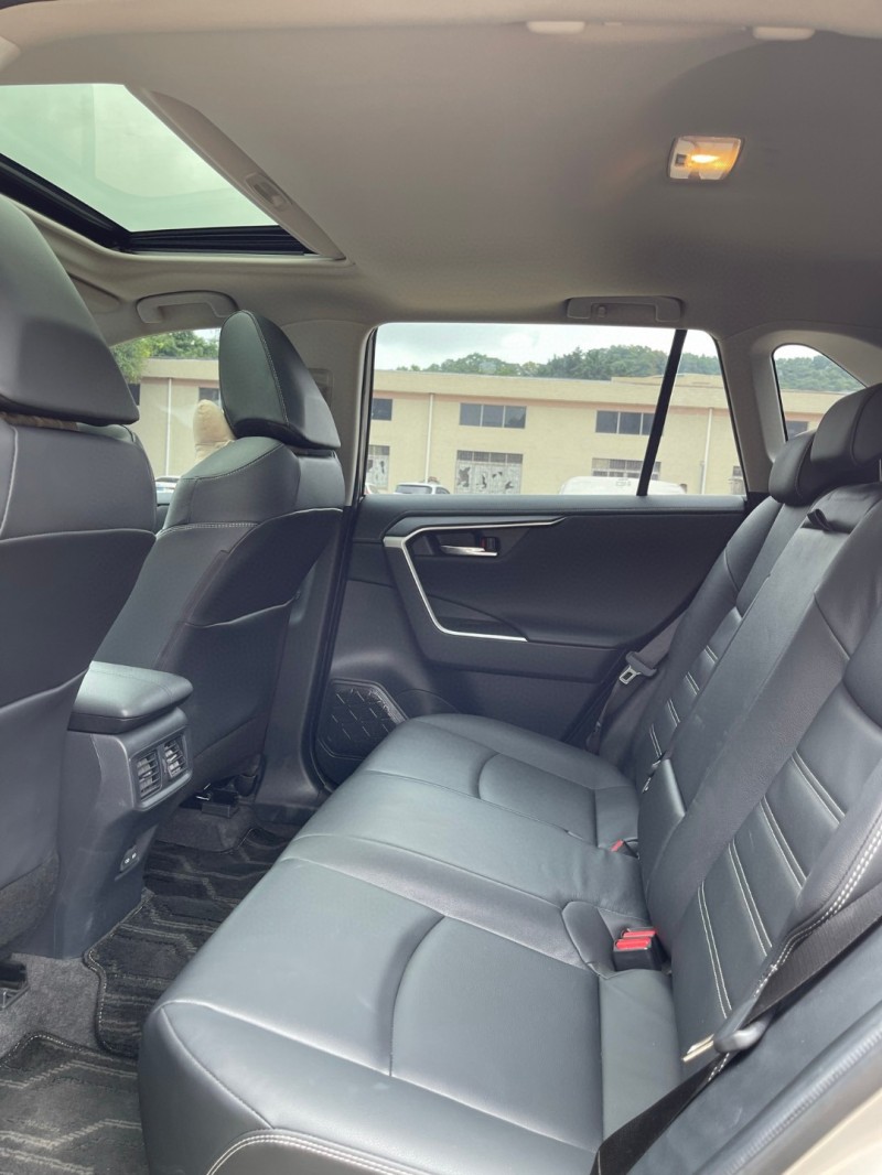 中山22年豐田RAV4榮放7