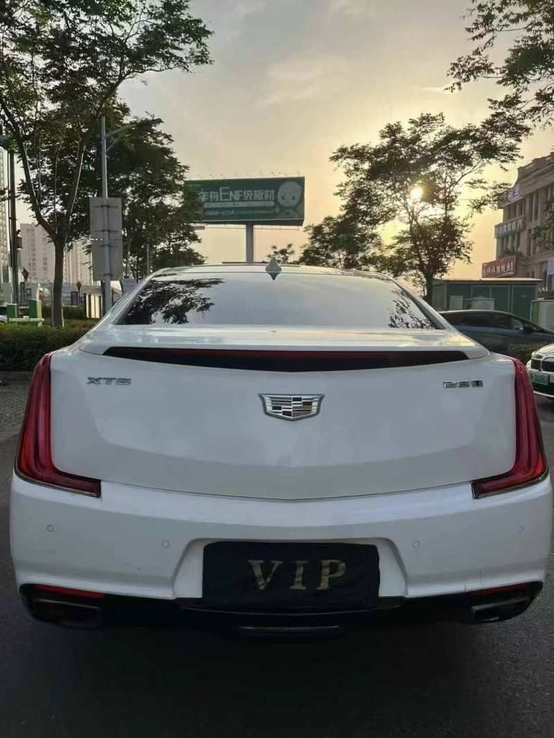 襄陽18年凱迪拉克XTS8