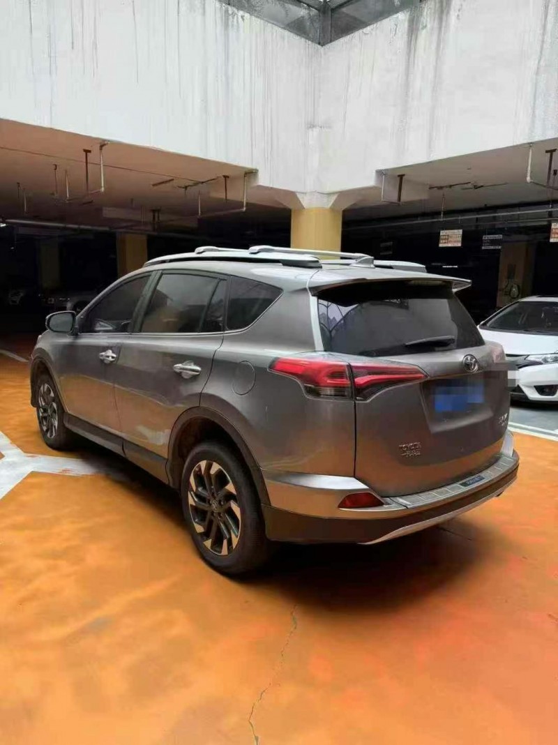 鄂爾多斯19年豐田RAV48