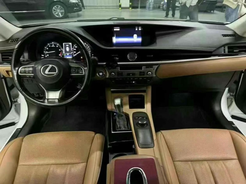 成都17年雷克萨斯ES5