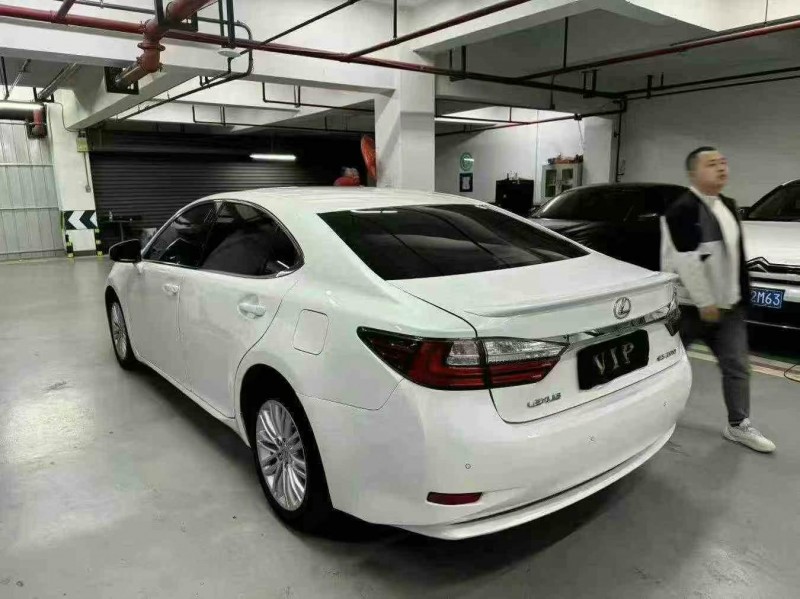 成都17年雷克萨斯ES9