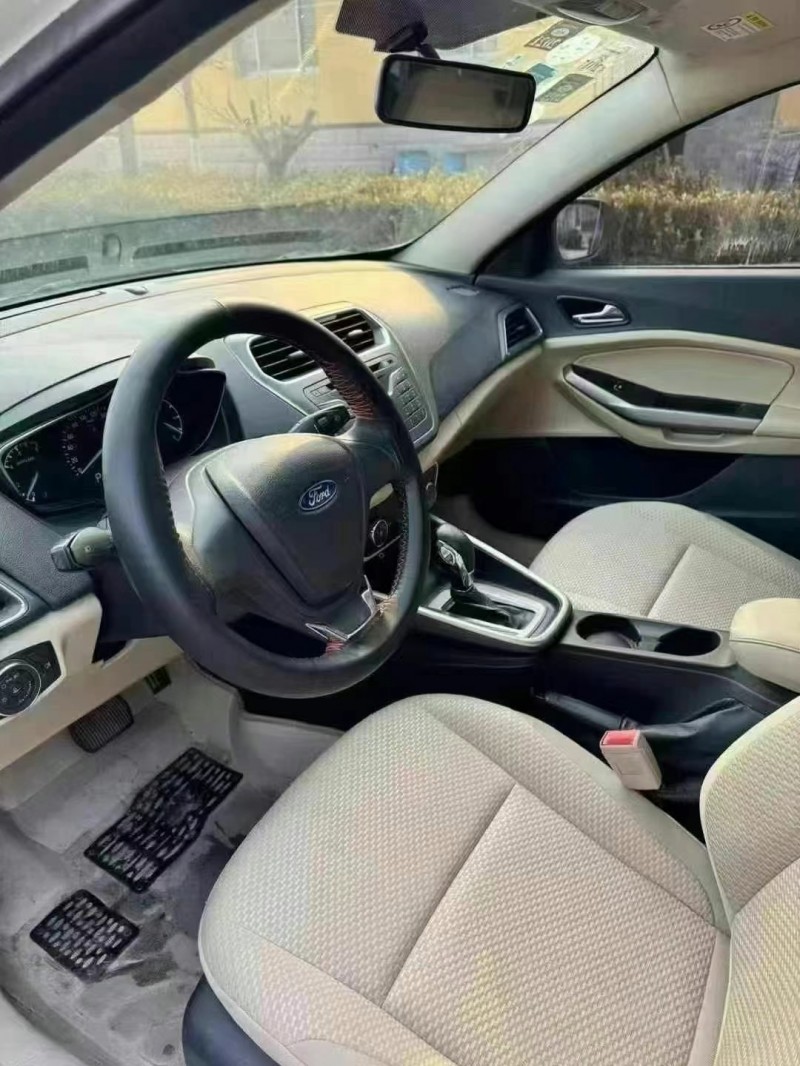 青岛15年福特福睿斯4