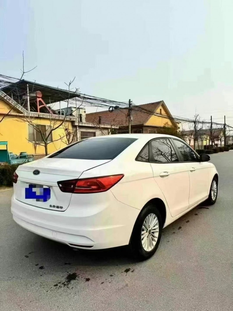 青岛15年福特福睿斯8