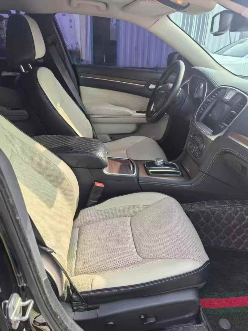 青岛18年克莱斯勒300C4