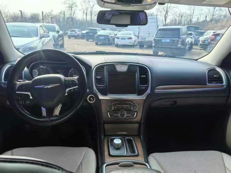 青岛18年克莱斯勒300C5