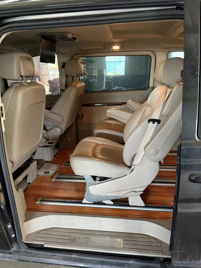 青岛16年奔驰唯雅诺5