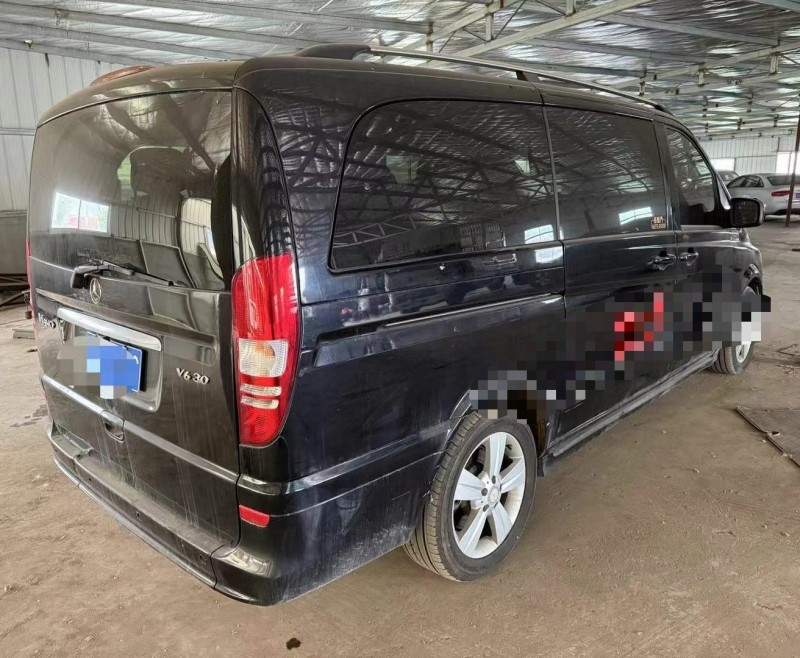 青岛16年奔驰唯雅诺8