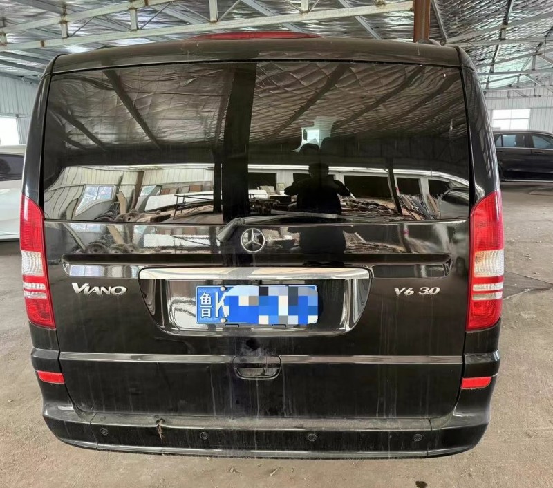 青岛16年奔驰唯雅诺9