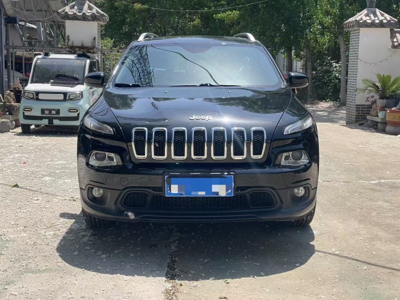 濟寧17年Jeep自由光1