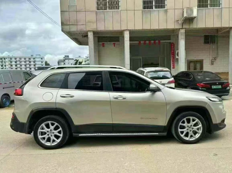 桂林16年Jeep自由光2