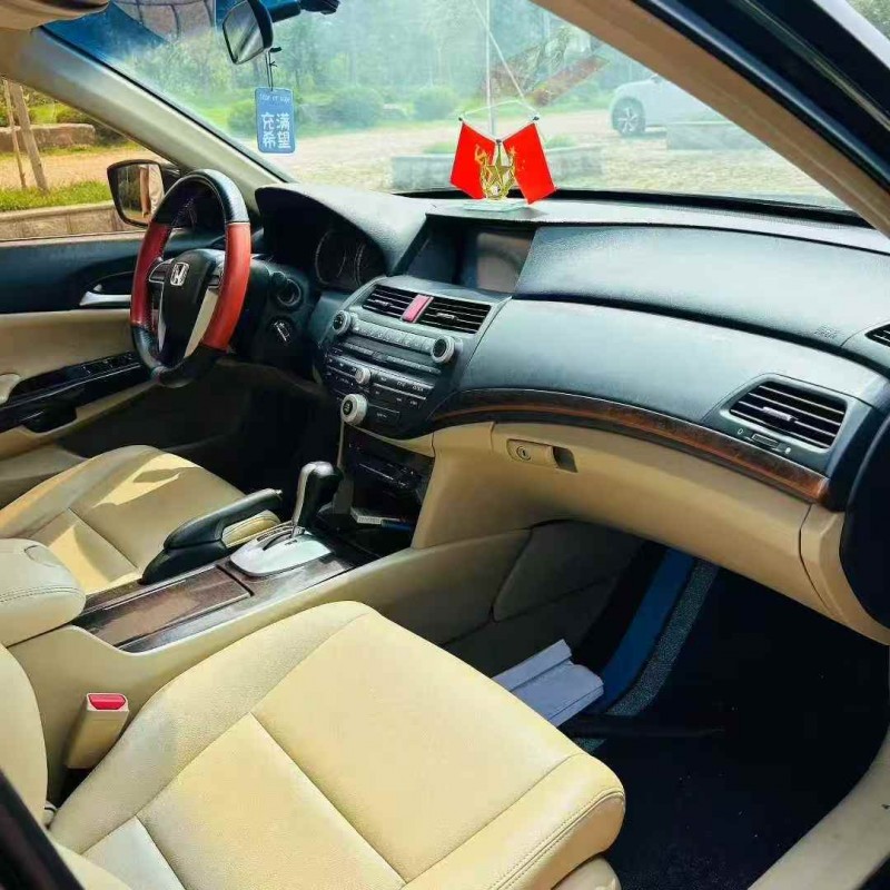 青岛13年本田雅阁4