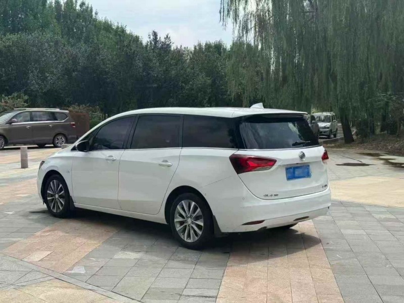 济宁19年别克GL65