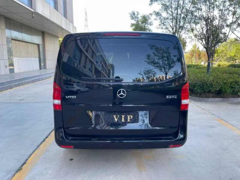 青岛18年奔驰威霆9