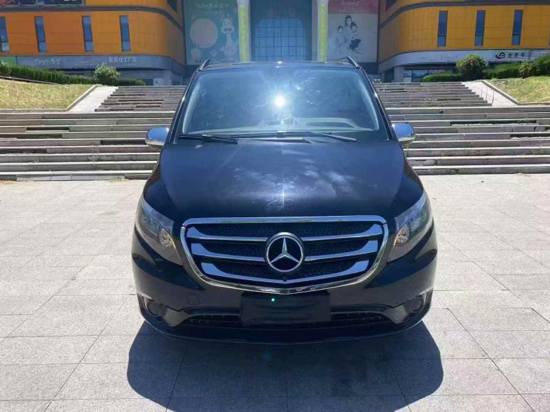 青岛17年奔驰威霆1