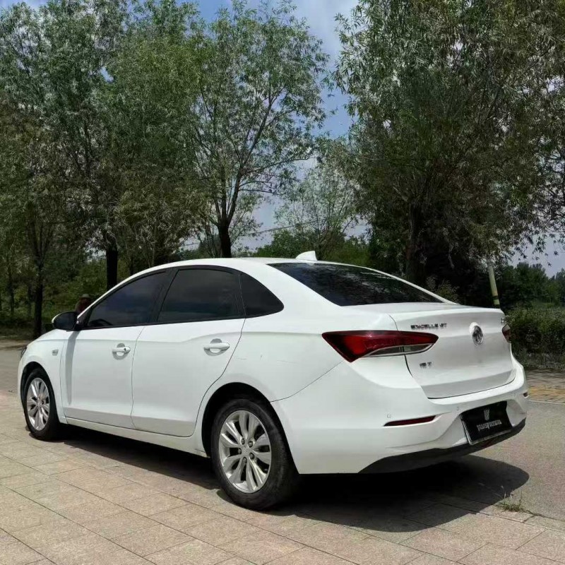 青岛18年别克英朗8