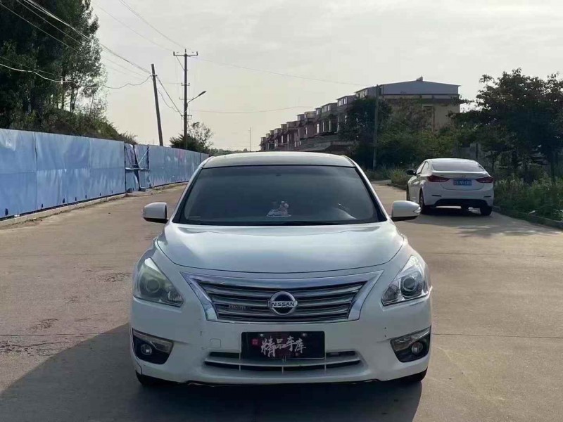 青島13年日產天籟1