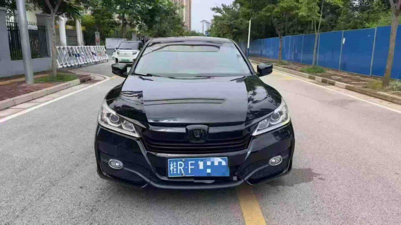 南宁17年本田雅阁1