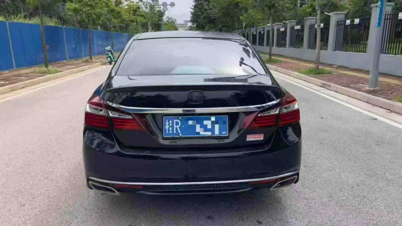 南宁17年本田雅阁9