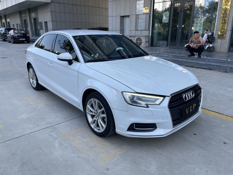 济宁19年奥迪A33