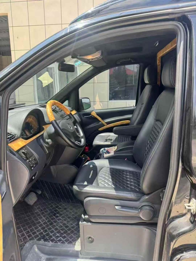 济宁16年奔驰威霆4