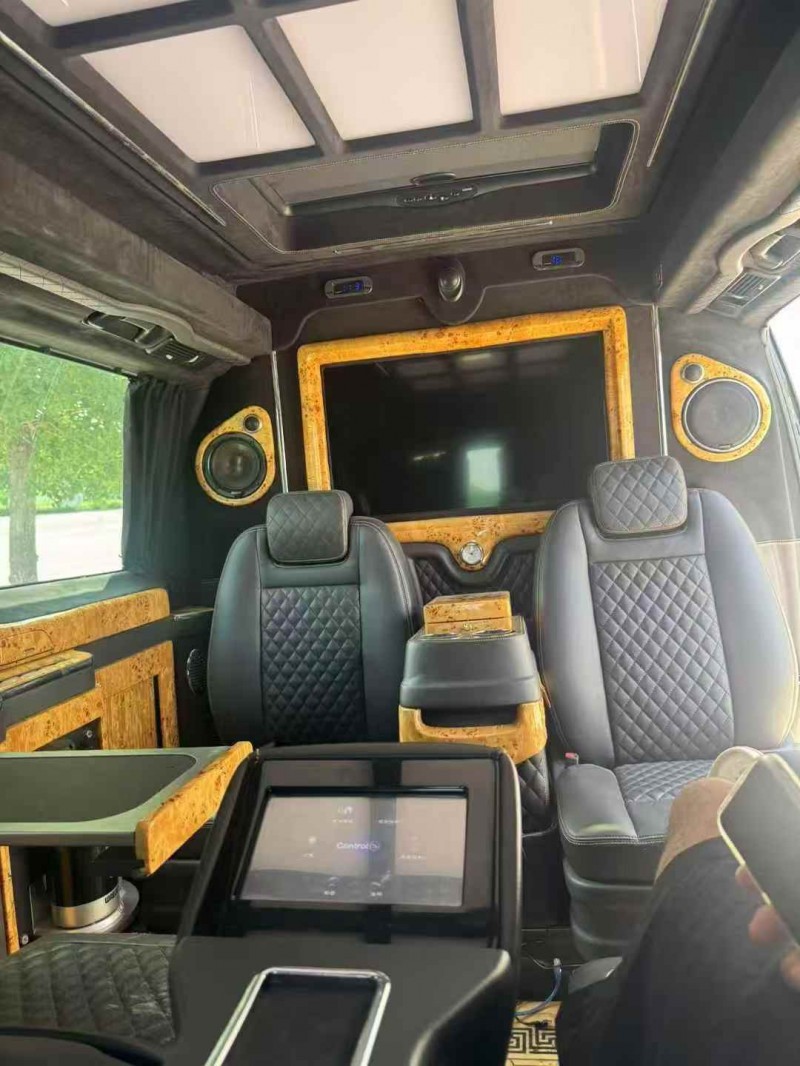 济宁16年奔驰威霆5