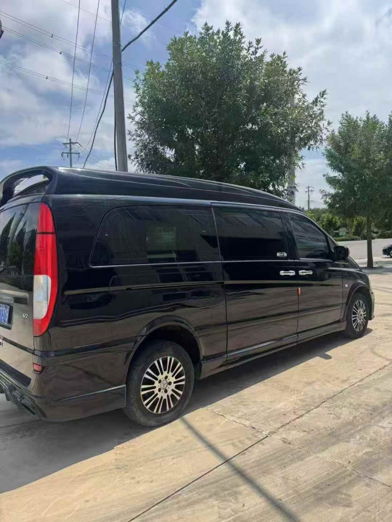 济宁16年奔驰威霆8