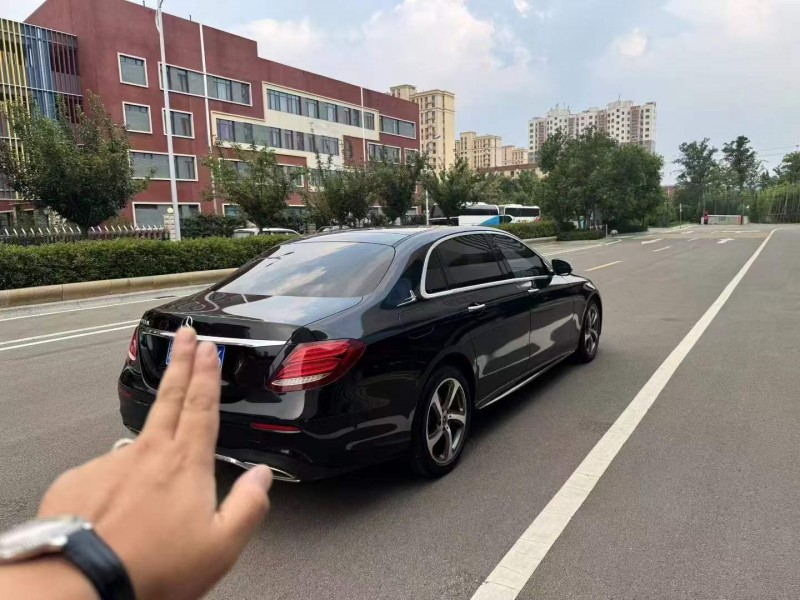 济宁17年奔驰E8