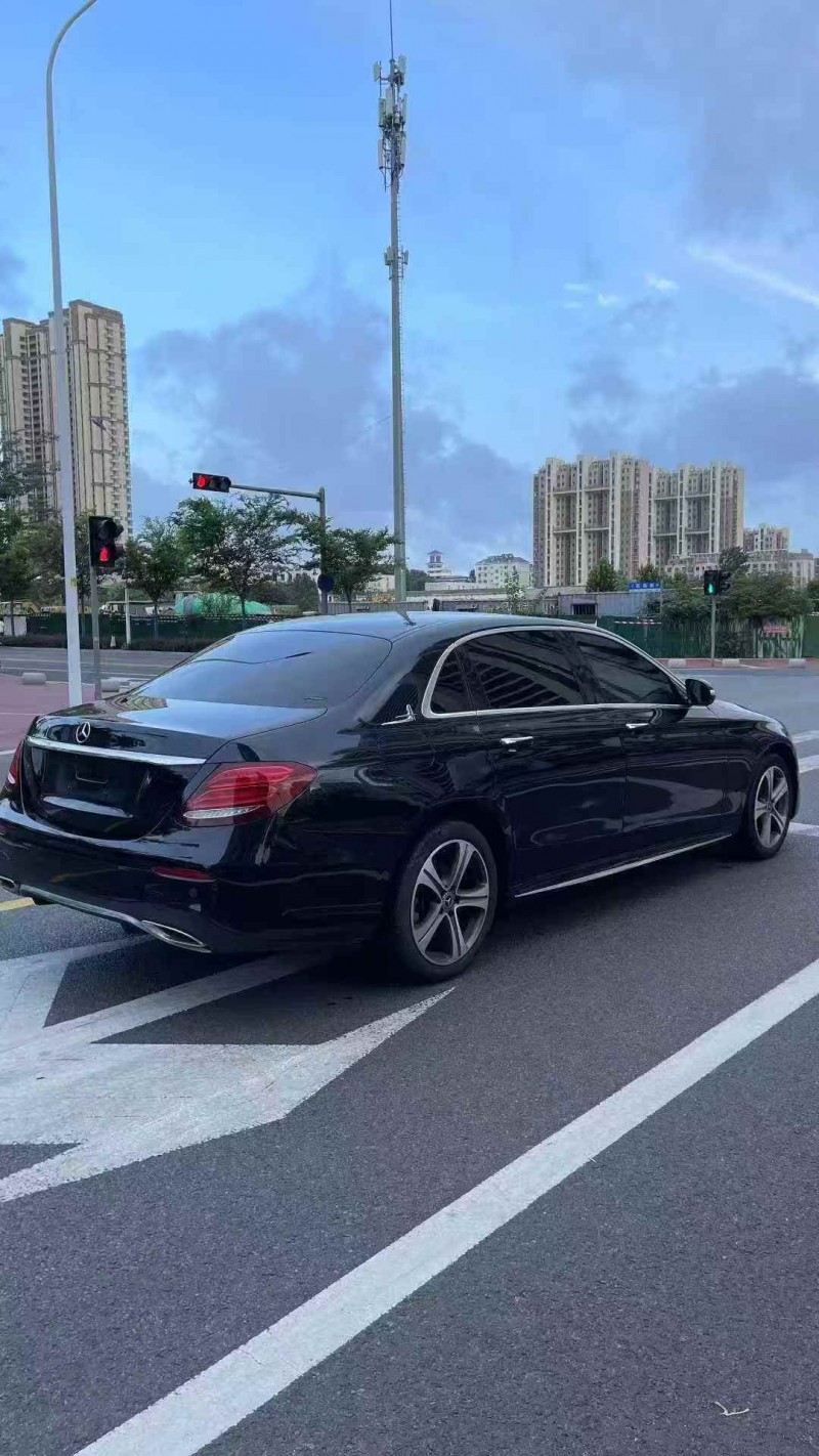 济宁18年奔驰E8