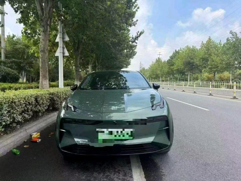 青島25年極氪汽車X1
