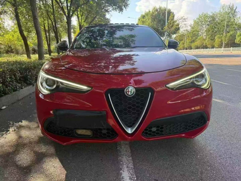 常德19年阿爾法·羅密歐Stelvio1