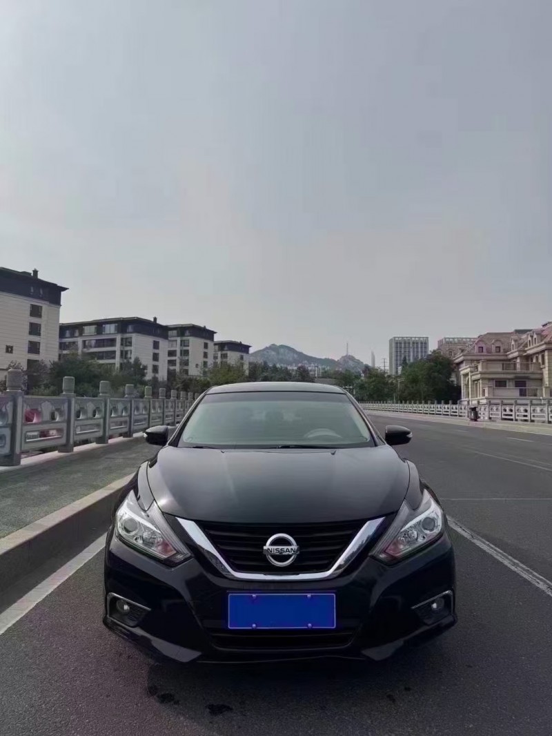 青島17年日產天籟1